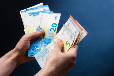Môže zriaďovateľ školy staronovej riaditeľke školy znížiť jej funkčný plat? Image80905